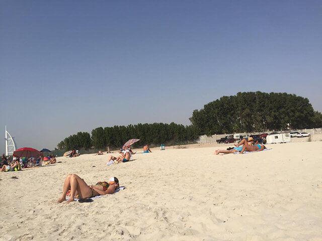 Đọc sách, tắm nắng, đi dạo trên bãi biển là những hoạt động nên thử khi đến với Umm Suqeim Beach