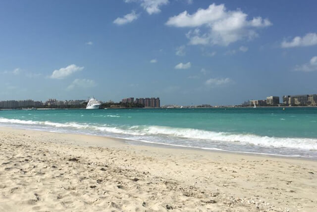 Nếu không thích bon chen, xô bồ thì Umm Suqeim Beach là bãi biển miễn phí mà bạn nên ghé trong chuyến du lịch Dubai