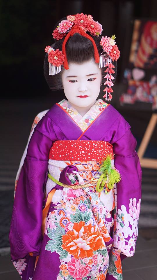 Em bé bắt gặp ở Kyoto, hình như bị mẹ mắng nên buồn so