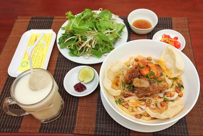 Tô mì Quảng có khá nhiều nguyên liệu như trứng, tôm, thịt ăn, rắc lên trên thì lạc rang, phồng tôm hoặc bánh đa và ăn kèm với các loại rau sống