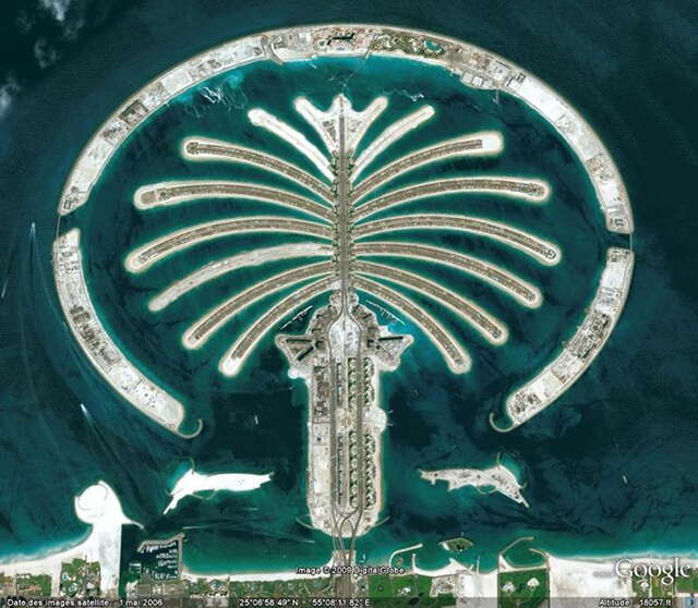 Để xây dựng đảo Palm Jumeirah với hình dáng tán cọ với độ chính xác cao người ta đã sử dụng cả một vệ tinh nhân tạo