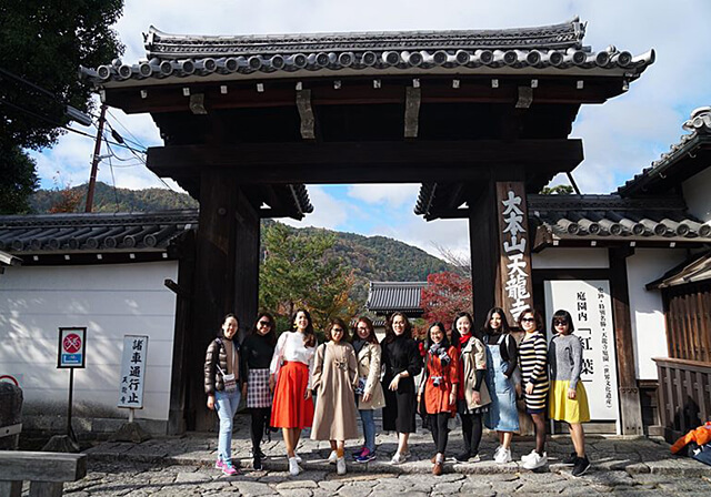 Lựa chọn trang phục lịch sự, kín đáo khi tham quan đền chùa trong chuyến du lịch Nhật Bản trọn gói
