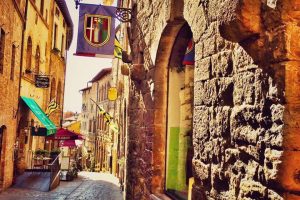Dành 1 ngày khám phá thị trấn cổ Volterra nước Ý khi đi tour Châu Âu