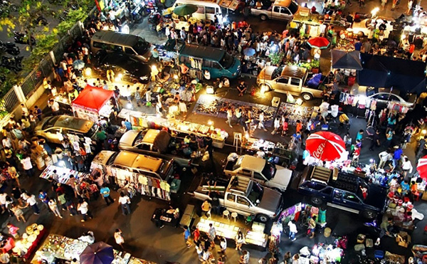 Chợ bán đồ chơi, phụ tùng xe máy KlongThom ở Thái Lan