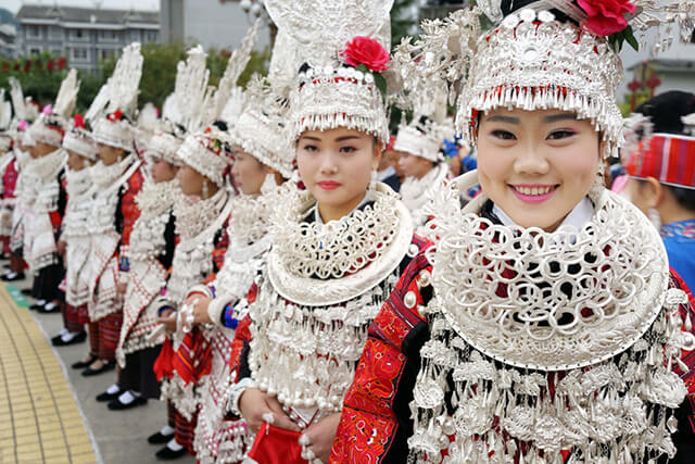 Du lịch QUý Châu mùa xuân là dịp để khám phá những lê hội văn hóa đầy màu sắc của các dân tộc thiểu số nơi đây