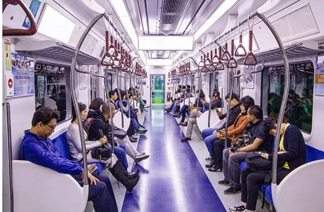 Di chuyển bằng tàu điện ngầm MRT phổ biến ở Đài Loan.