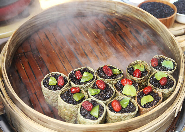 Trấn cố Phượng Hoàng có nhiều món bánh có màu sắc đẹp mắt, hương vị dễ ăn