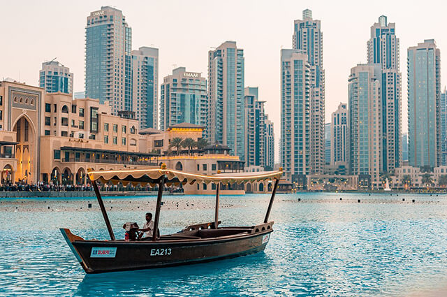 Thành phố Dubai thu hút gây tò mò với khách du lịch về lối sống xa hoa, những công trình kiến trúc ấn tượng và nét văn hóa Hồi Giáo đặc sắc