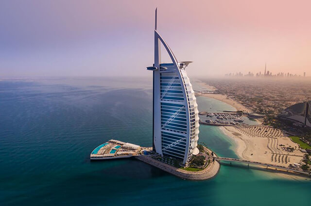 Khách sạn Burj Al Arab hình cánh buồm là một trong những công trình biểu tượng cho thành phố Dubai