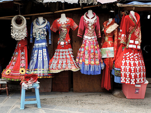 Ở Miêu Trại Phượng Hoàng cổ trấn có nhiều gian hàng cho thuê trang phục truyền thống 