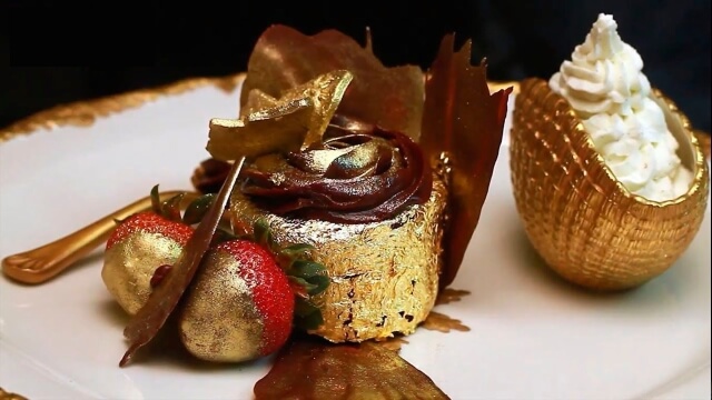 Bánh cupcake Golden Phoenix được dát thêm 23 carat vàng.