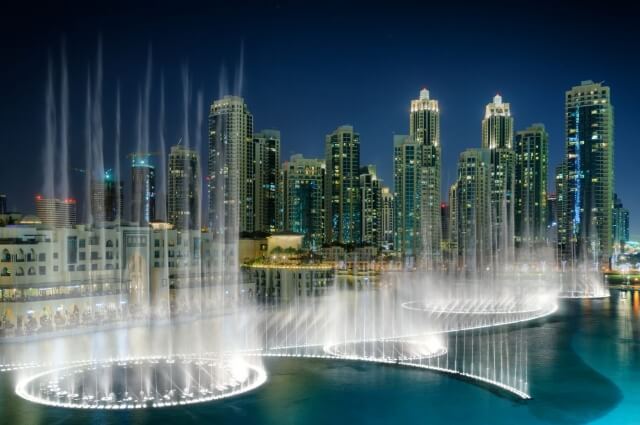 Đài phun nước Dubai Fountain đẹp lung linh trong đêm.