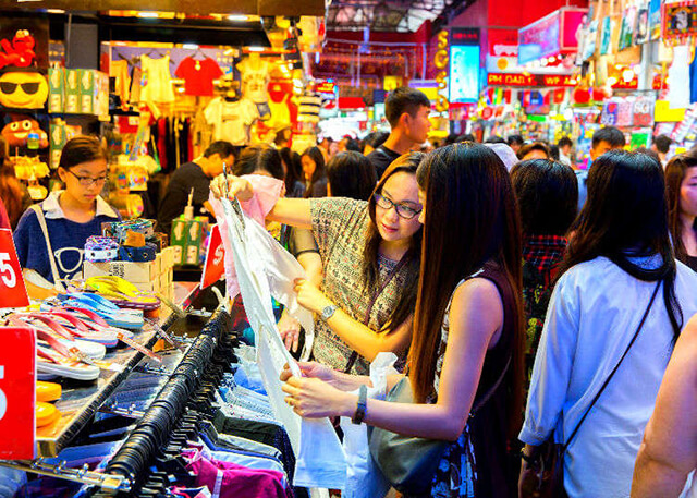 Review chuyến du lịch Nhật Bản cho người đi lần đầu 8 Nhật Bản là thiên đường của người mua sắm với vô số nhãn hiệu quần áo, mỹ phẩm, sản phẩm làm đẹp, đồ điện tử gia dụng, ...