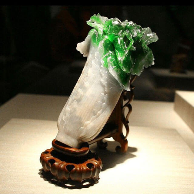 Miếng ngọc chạm trổ hình cây cải thảo trong bảo tàng Cố Cung Quốc gia Đài Loan