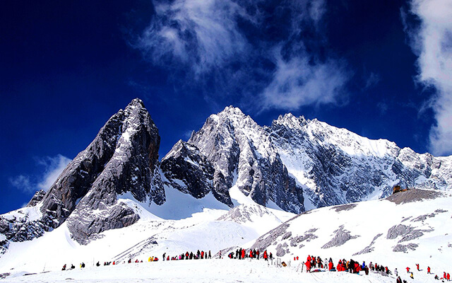 Núi Ngọc Long Tuyết Sơn quanh năm phủ tuyết trắng