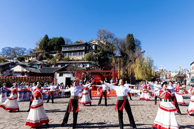 Nhiều hoạt động văn nghệ, ca múa của người dân địa phương tổ chức ở quảng trường Ngọc Hà