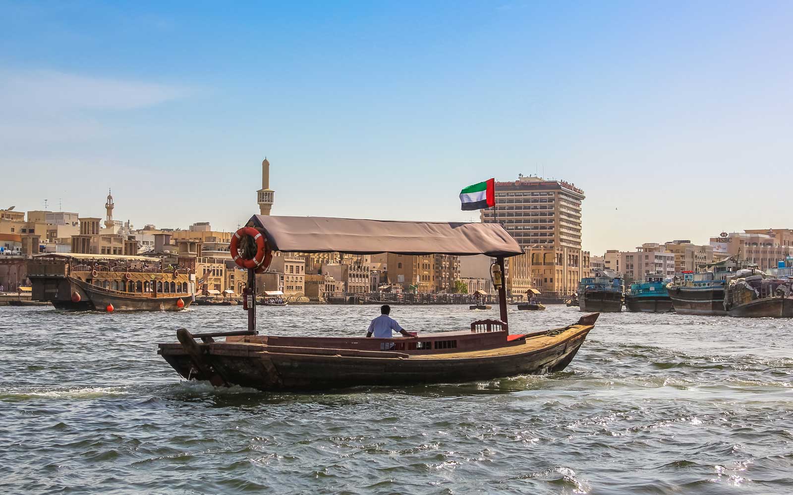 Dạo chơi bằng thuyền abra trên nhánh sông Dubai Creek