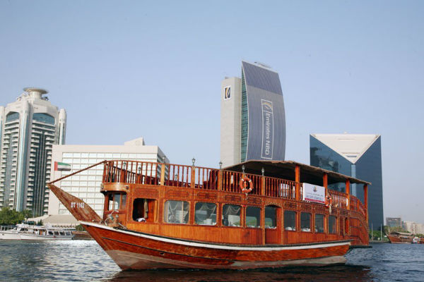 Khám phá du thuyền trên dòng sông Dhow khi đi tour du lịch Dubai