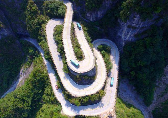 99 khúc cua lên Thiên Môn Sơn được biết đến là một trong những cung đường nguy hiểm bậc nhất trên thế giới