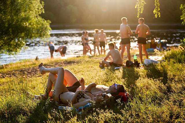 Những người dân Nga thích thú tắm nắng trên bãi biển vào mùa hè