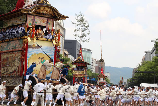 Lễ rước kiệu hoàng tráng trong lễ hội Gion Matsuri Festival ở Kyoto