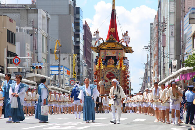 Lễ hội Gion diễn ra vào tháng 7 hàng năm tại Kyoto