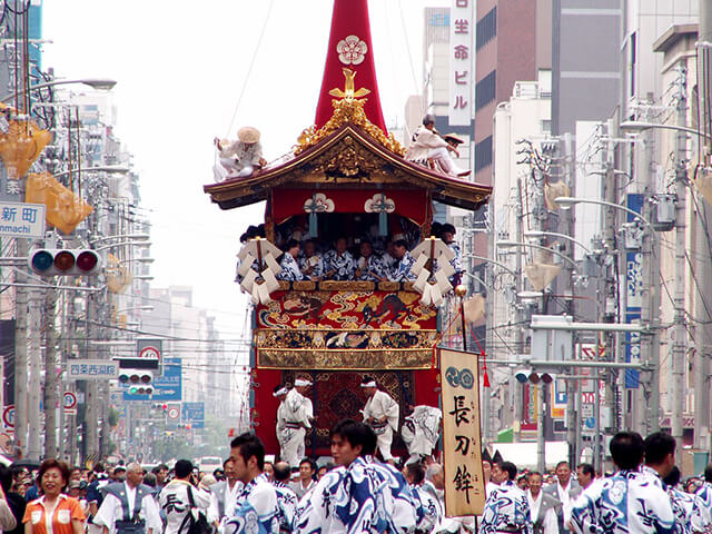 Lễ rước Yamaboko trên đường phố tạo nên không khí đông đúc, náo nhiệt tại lễ hội Gion