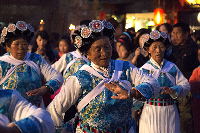 Những người phụ nữ Naxi đang nhảy múa trong trang phục truyền thống