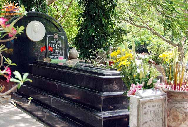 viếng mộ Cô Sáu tại Nghĩa trang Hàng Dương