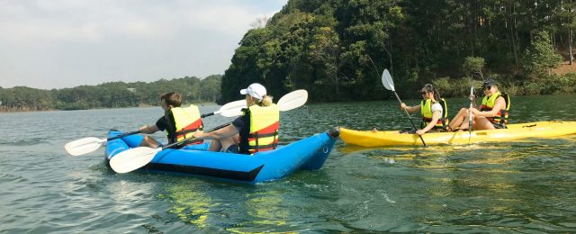 Du lịch Đà Lạt chèo thuyền Kayak trên hồ Tuyền Lâm