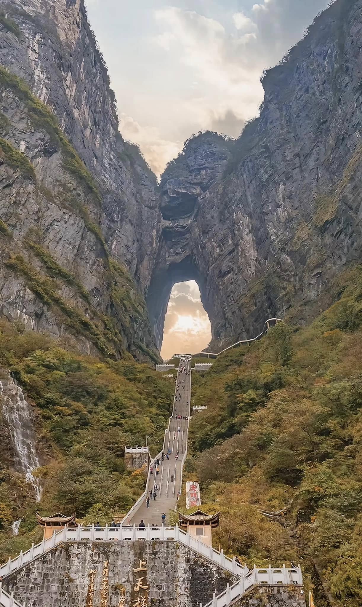 Thiên Môn Sơn - Hùng vĩ